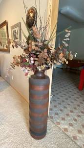 lot 9735 image: Very Large Vase w Dried Floral Pieces - Vase 3ft 3in tall Overall height 6 ft