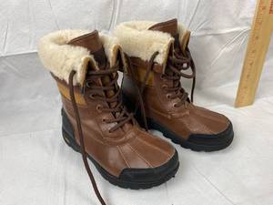 lot 9766 image: Nice Pair of Childs UGG Boots - USA Size 1 - Excellent Condition