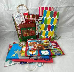 lot 9781 image: Lot of All Occasion Gift Bags