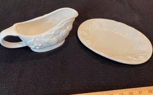 lot 9796 image: Gibson Elite Gravy Boat and Under-platter Nice