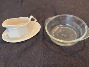 lot 9797 image: Glasbake Bowl and Nice Gravy Boat w Under-Platter