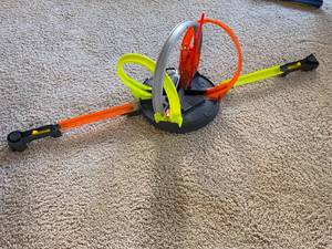 lot 9800 image: Fun Kids Race Car Track - looks like spring launchers on each side