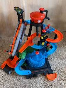 lot 9805 image: Hot Wheels Gator Car Wash - What a great and fun set These retail for almost $100