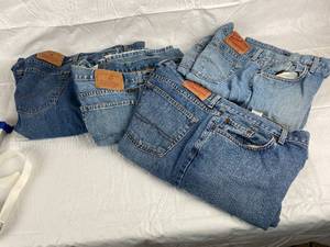 lot 9846 image: Lot of 4 Pairs of Lucky Brand Mens Jeans 38 waist (fit a person normal length 32)