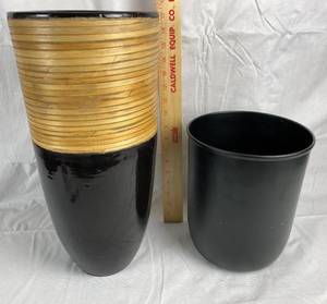 lot 9860 image: Large and tall Versatile Pot and a black metal small waste basket - Both can be used for many purposes