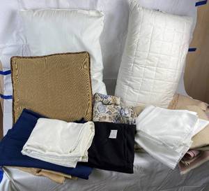 lot 9869 image: Textile Lot - Two Nice Bed Pillows, and Round Table Clothes, throw pillow, White Table Napkins and more