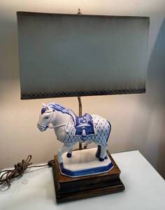 lot 9888 image: Beautiful Table Lamp - Blue and White Porcelain Horse w Classic Square Shade - Great Condition