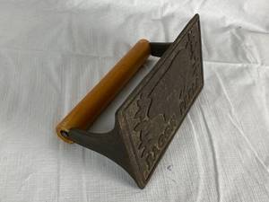 lot 9914 image: Cast Iron Bacon Press w Wood Handle - Dontcha love bacon