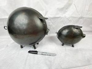 lot 9646 image: Pair of BigMetal Piggies - Great Style and Decor - Metal Pigs