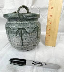 lot 9652 image: Gorgeous Stoneware Pot with Lid - Amazing Colors