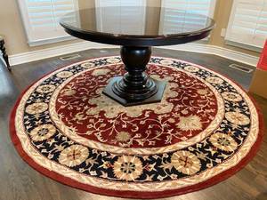 lot 9692 image: Round Area Rug SAFAVIEH - Beautiful Style - 8ft 6in Diameter - Heavy and Beautiful