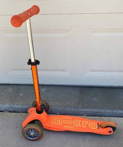 lot 9705 image: Micro Mini Scooter - Hours of Fun