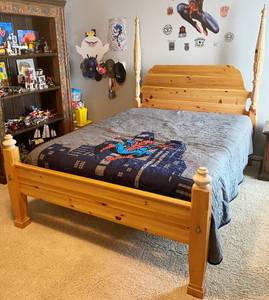 lot 9727 image: Nice Wood Queen Four Post Bed, Headboard and Footboard w Slats (mattress not included).