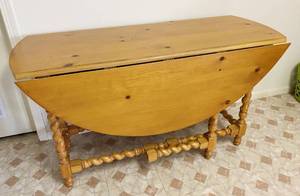 lot 9728 image: Beautiful Gate Leg Drop Leaf Table - 54 round when up, across and 30.5 tall
