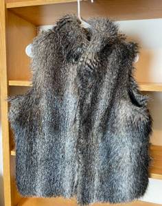 lot 9930 image: Beautiful Faux Fur Vest Size Medium - Ladies Wear