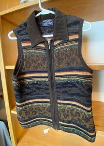 lot 9951 image: Ladies Hand Knit Sweater Vest from Harolds - Cotton - size Medium