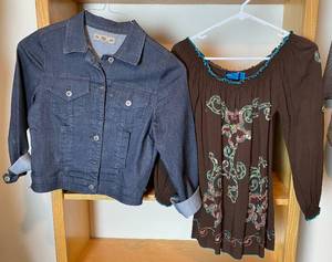 lot 9963 image: Lot of 2 Ladies Fashion Pieces - GJG Jeans GEO by geovanny Jean Jacket & Embroidered Shirt by Mango - Both size Medium - Excellent Condition