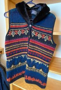 lot 9977 image: Hand Knit Mens Wool Sweater - by Harolds - Size Small - Excellent Condition
