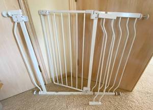 lot 9985 image: Expandable Baby Gate - see measurements for size