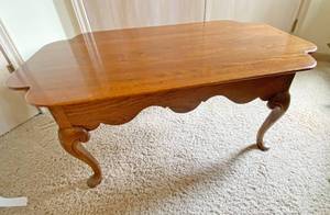 lot 9986 image: Wood Coffee Table - Great Style - see pics for measurements - Very nice condition