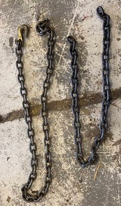 lot 3311 image: 2 Heavy Log Chains