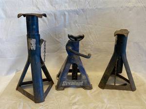 lot 3320 image: Lot of 3 Jack Stands