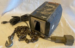 lot 3348 image: Chief Strong Arm Electric Winch - Works (switch needs repairs)