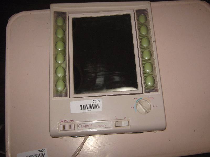 lot 7001 image: Clairol Tru-to Light Makeup Mirror 12V 60Hz 1500W- Works