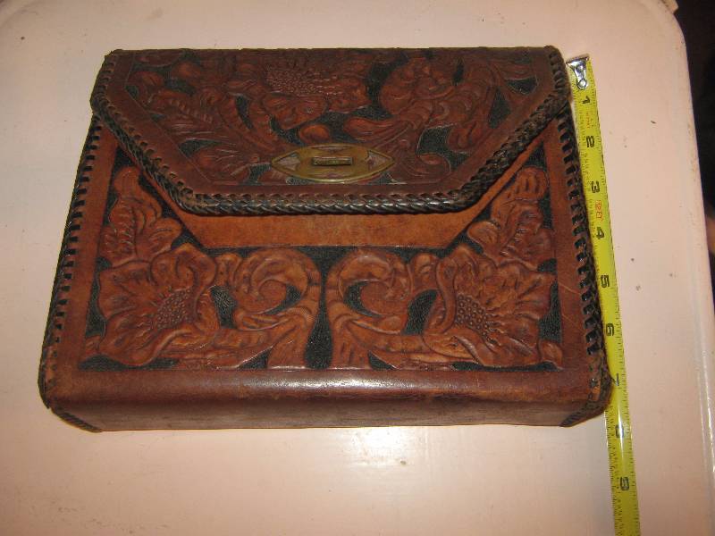 lot 7010 image: Leather Tooled Purse- no strap