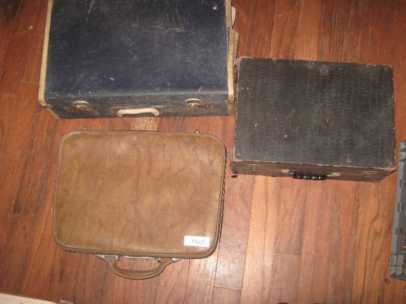lot 7013 image: 3 ct. lot vintage luggage