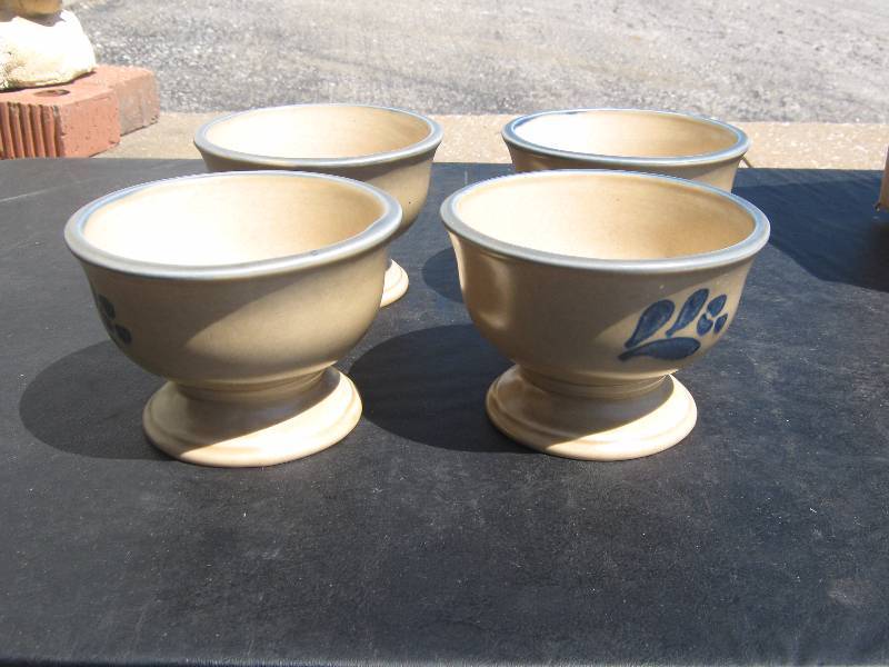 lot 7054 image: 4 ct. lot Pfaltgraff Folk Art bowls with pedestal, inside diameter 4 x 3 tall