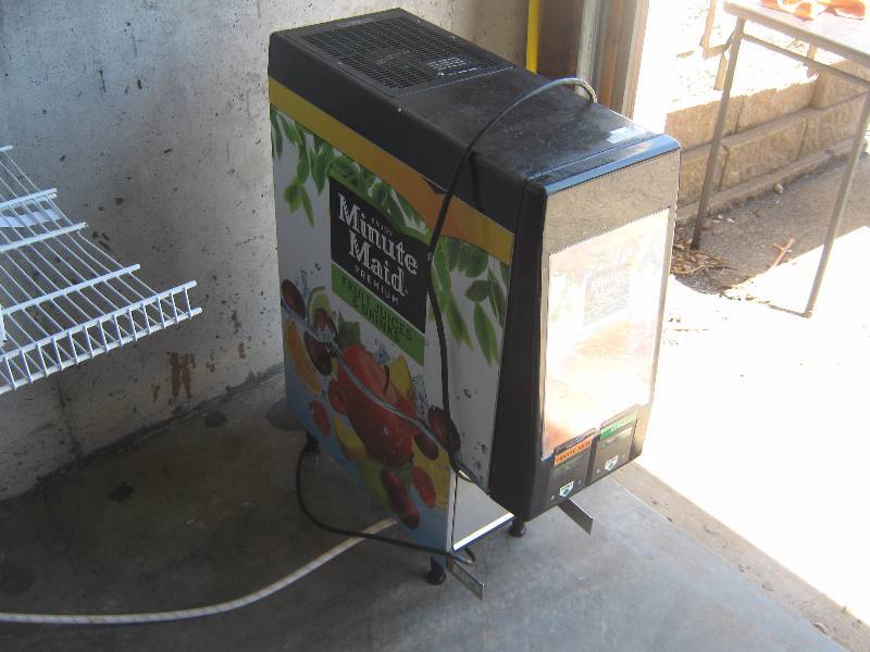 lot 7061 image: Minute Maid Fruit Juice Dispensing Machine ZLA1268625 Serial #, Counter top dispensing unit