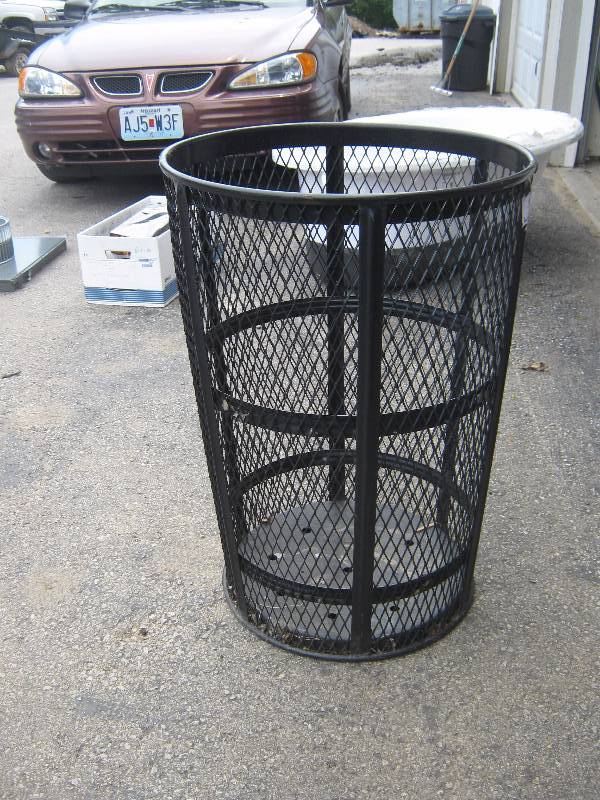lot 7063 image: 33 tall Park trash can, black mesh