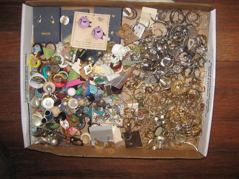 lot 7065 image: 4 lbs costume jewelry, earrings- some pairs, mostly unsorted