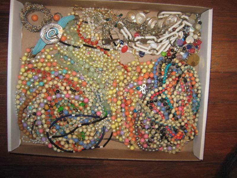 lot 7066 image: 4 lbs beaded jewelry, necklaces and bracelets