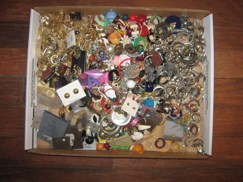 lot 7067 image: 4 lbs. costume jewelry earrings, some pairs, most unsorted.