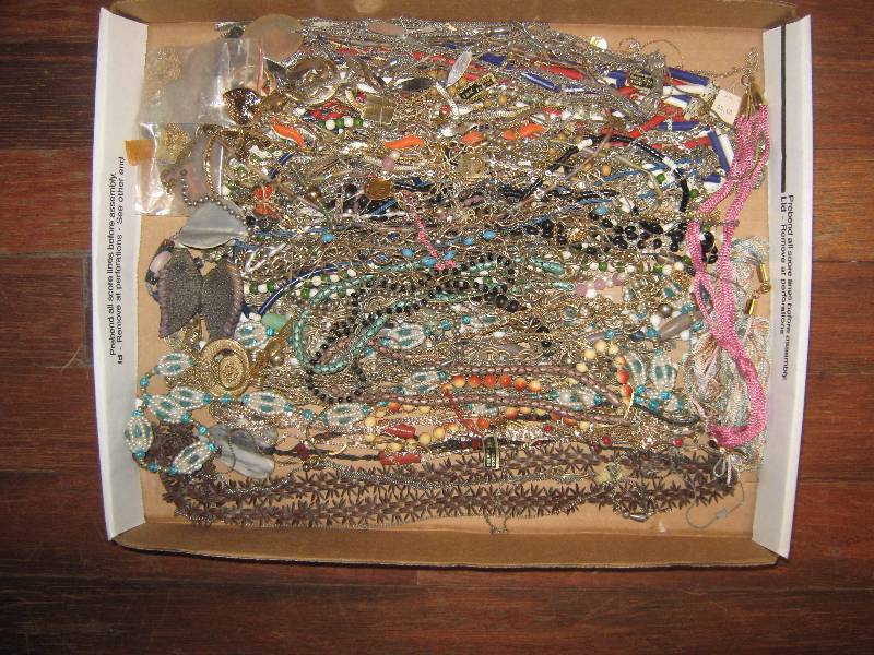 lot 7068 image: 4 lbs. costume jewelry, necklaces, beaded, chains, some pendants, bracelets
