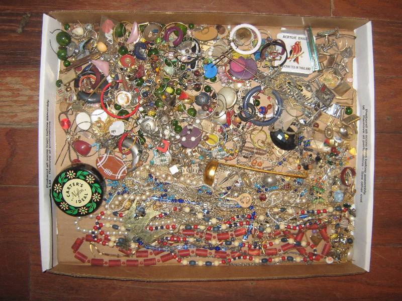 lot 7069 image: 3 lbs. mixed lot costume jewelry necklaces, tie tacks, earrings, pieces and parts