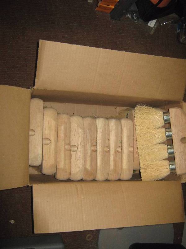 lot 7086 image: 1 case Carlisle roofing brush 4 knot 365552504, 12 brushes per case