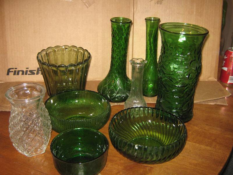 lot 7089 image: Lot of glass vases for floral arrangements