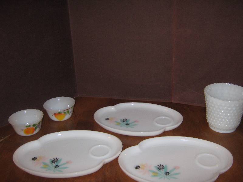 lot 7092 image: 5 ct lot Milk glass, snack plates, vase, small bowls