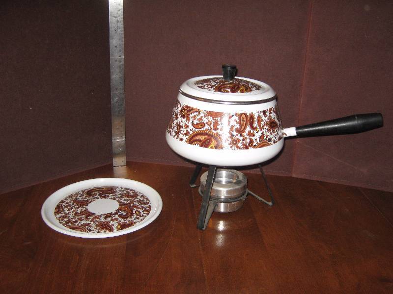 lot 7104 image: Brown Paisley Fondue Pot with stand and  matching trivet