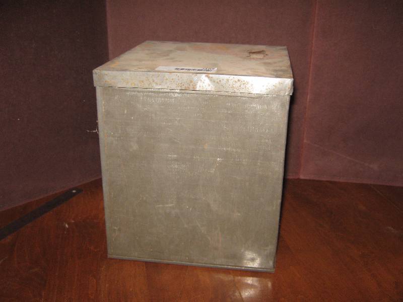 lot 7107 image: Old metal Loose Wiles Biscuit Co. Bakers of Sunshine Biscuits Can