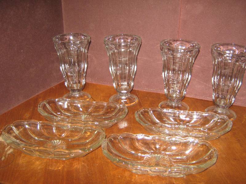 lot 7110 image: Banana Split Sundae Glass lot 8 pieces