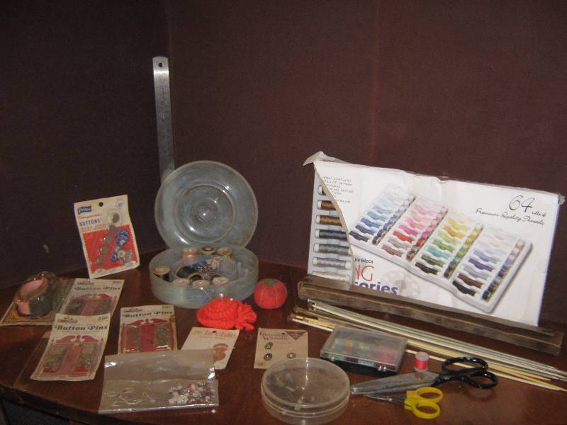 lot 7114 image: Lot of Sewing stuff, thread, scissors, findings