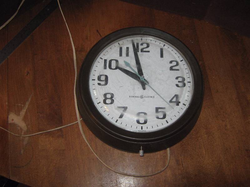 lot 7120 image: vintage General Electric 2008B School Clock