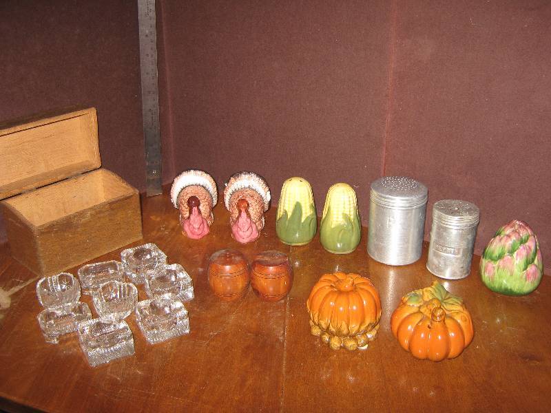 lot 7126 image: Salt and Pepper Shaker lot, corn, turkeys, pumpkins, salt holders
