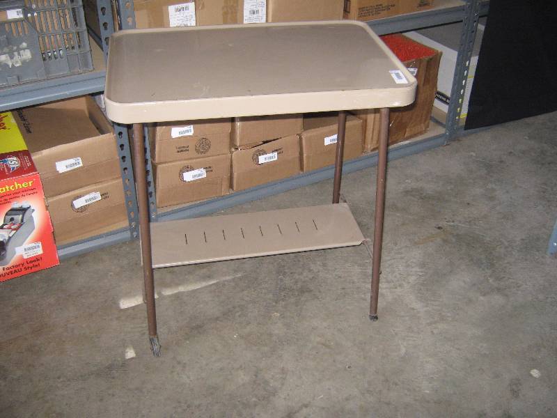 lot 7133 image: Metal Tea Cart 27 tall 28 x 16 2 wheels, plastic