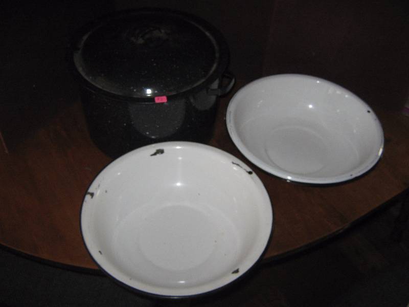 lot 7152 image: Enamel Lot- Stock pot with Lid, (2) Enamel bowls