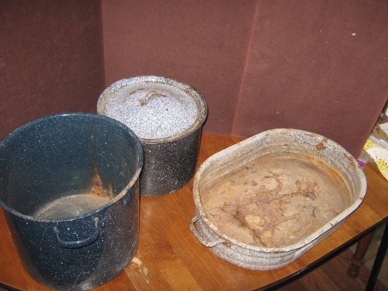 lot 7153 image: Enamel Lot- 2 stock pots, 1 enamel lid, 1 roast pan